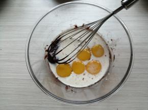 把牛奶和蛋黄都倒入进去，用手抽搅拌好