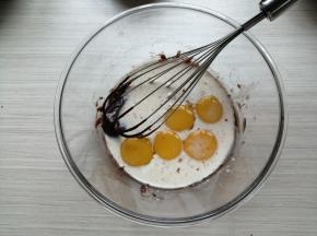 把牛奶和蛋黄都倒入进去，用手抽搅拌好