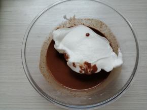 蛋清分3次加入糖，用电动打蛋器打至偏干性发泡的蛋白霜。把1/3打发好的蛋白霜刮入蛋黄糊里，用手抽翻拌