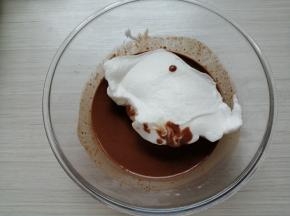 蛋清分3次加入糖，用电动打蛋器打至偏干性发泡的蛋白霜。把1/3打发好的蛋白霜刮入蛋黄糊里，用手抽翻拌