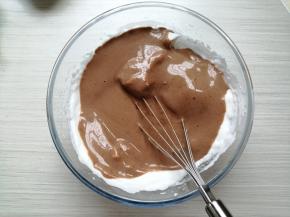 再倒回剩余的蛋白霜里，先用手抽大致翻拌，再用刮刀翻拌均匀