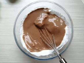 再倒回剩余的蛋白霜里，先用手抽大致翻拌，再用刮刀翻拌均匀