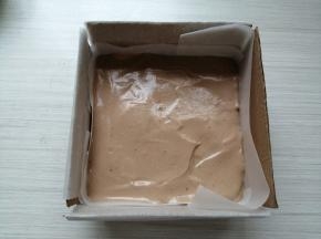 把剩余的蛋糕糊倒入，刮平表面，轻震两下，不要震动太大，防止巧克力豆沉底