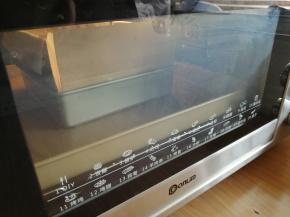 把蛋糕模放在烤盘上，放入已经预热到上火140度，下火150度的东菱K40C烤箱最下面一层的烤架上，再把热水倒入烤盘中，烘烤60分钟左右（实际烘烤温度要根据自家烤箱脾气而定），在烘烤到中途的时候，为防止上色太深，可以加盖锡纸