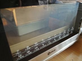 把蛋糕模放在烤盘上，放入已经预热到上火140度，下火150度的东菱K40C烤箱最下面一层的烤架上，再把热水倒入烤盘中，烘烤60分钟左右（实际烘烤温度要根据自家烤箱脾气而定），在烘烤到中途的时候，为防止上色太深，可以加盖锡纸