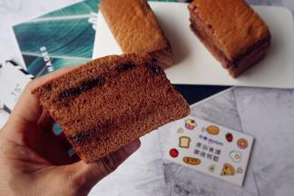 烘烤结束，把蛋糕取出，不需要倒扣，把油纸连蛋糕一起提出来，趁热撕掉四周的油纸