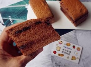 烘烤结束，把蛋糕取出，不需要倒扣，把油纸连蛋糕一起提出来，趁热撕掉四周的油纸