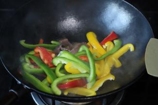 放入彩椒条翻炒。