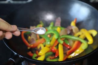 用少许盐调味（本身火腿肉带咸味，也可以不加）。