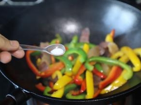 用少许盐调味（本身火腿肉带咸味，也可以不加）。