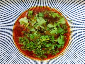 舀入两大勺面汤拌匀做料汁，撒上葱花和香菜末