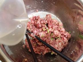 顺着一个方向搅打上劲，搅打过程中要分次加入清水90克左右