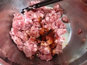 加入料酒，生抽，蚝油各1大勺，盐1小勺