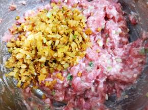 肉馅搅打上劲后加入榨菜末拌匀