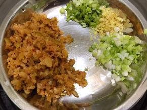 榨菜剁成碎末，生姜、葱白、香菜根各5克切成末，葱叶和香菜叶切碎等下调面碗