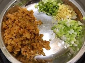榨菜剁成碎末，生姜、葱白、香菜根各5克切成末，葱叶和香菜叶切碎等下调面碗