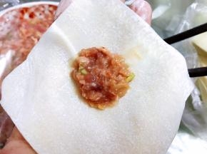 取一张抄手皮放入适量馅料