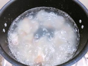 烧一锅水，水开后放入抄手