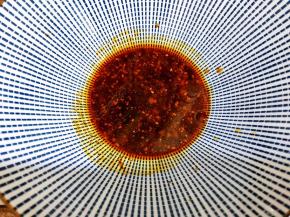 面碗里放入生抽，盐，蚝油，白糖，醋，红油辣椒