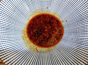 面碗里放入生抽，盐，蚝油，白糖，醋，红油辣椒