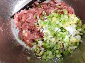 加入葱姜香菜根末和淀粉10克