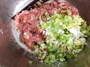 加入葱姜香菜根末和淀粉10克