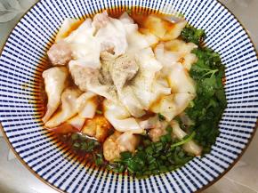 煮好的抄手放入碗里，撒上白胡椒粉即可