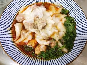 煮好的抄手放入碗里，撒上白胡椒粉即可