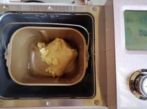 在第一次和面结束后，加入切成小块的黄油，继续选择和面15分钟，把面团和好