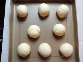 收口捏紧，收口朝下，摆放在烤盘上