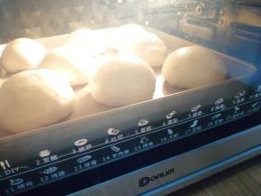 把面包胚放入东菱K40C烤箱内，选择发酵档33度（内置一碗热水，使烤箱保持一定的湿度），发酵50分钟左右，视面包胚的发酵状态而定。发酵好后，把面包胚取出，用毛刷在表面刷上一层全蛋液，放入已经预热到上火165度，下火170度的烤箱下层，烘烤15分钟左右