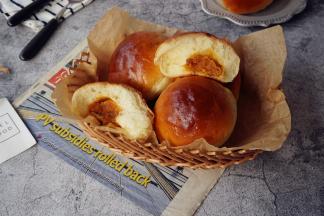 烘烤结束，把面包取出，放在晾架上晾凉，再放入保鲜袋中扎紧袋口室温保存，因为有馅料，所以尽快在两天内吃完