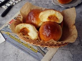 烘烤结束，把面包取出，放在晾架上晾凉，再放入保鲜袋中扎紧袋口室温保存，因为有馅料，所以尽快在两天内吃完