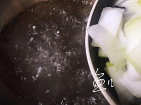 锅中烧开水，放入冬瓜片