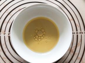 奶茶和玉米油混合搅拌均匀