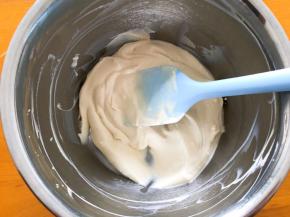 淡奶油加糖打发至5分发，倒入奶茶搅拌均匀，