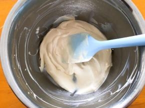 淡奶油加糖打发至5分发，倒入奶茶搅拌均匀，