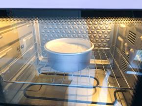 放入预热好的烤箱下层150度50分钟