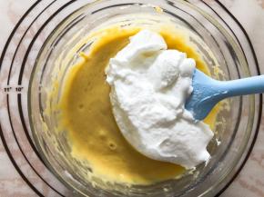 分三分之一蛋白到蛋黄糊中翻拌均匀