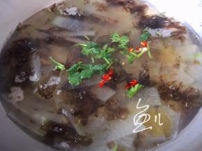 放入干红辣椒段