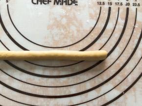 面团分成4份，揉成长条