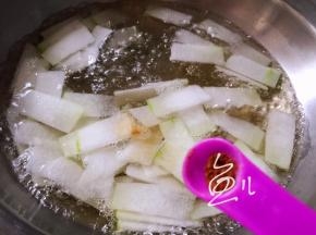 放入五香粉