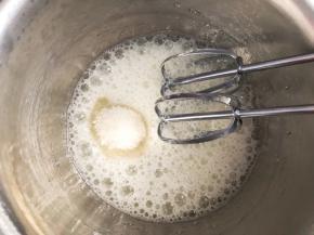 蛋白加入柠檬汁打发至粗泡状态，加入三分之一细砂糖