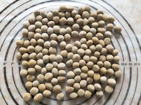 倒入一点木薯粉混合，防止粘黏