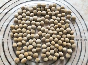 倒入一点木薯粉混合，防止粘黏