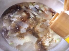 熄火，倒入少许芝麻油