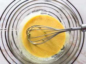 加入蛋黄搅拌均匀