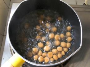 水煮开，放入珍珠煮10分钟，闷10分钟