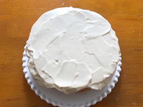 将剩下的奶油挤在表面，可以用刮刀抹一下