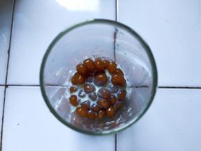 杯子中放入珍珠和炼乳